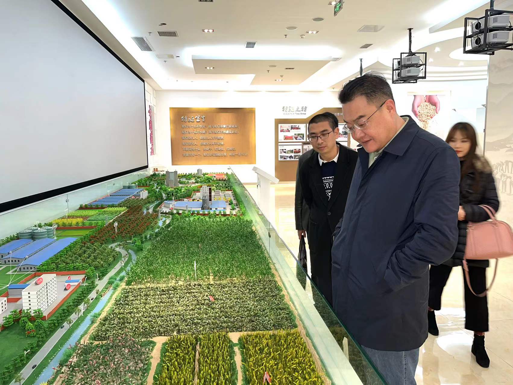 力争一季度“开门红”——邓华赴通威集团、特驱集团考察交流