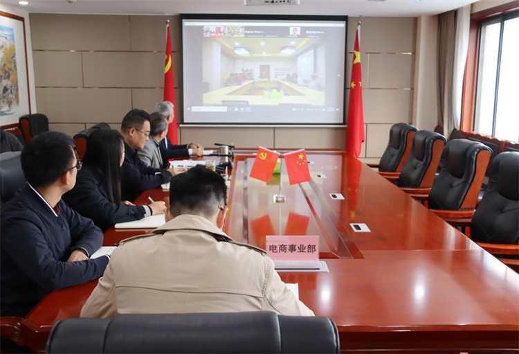 邓华应邀出席与印尼一站式服务中心供应链管理公司、盈泽国际贸易（山东?。┕竞献髑⑻缸富? class=