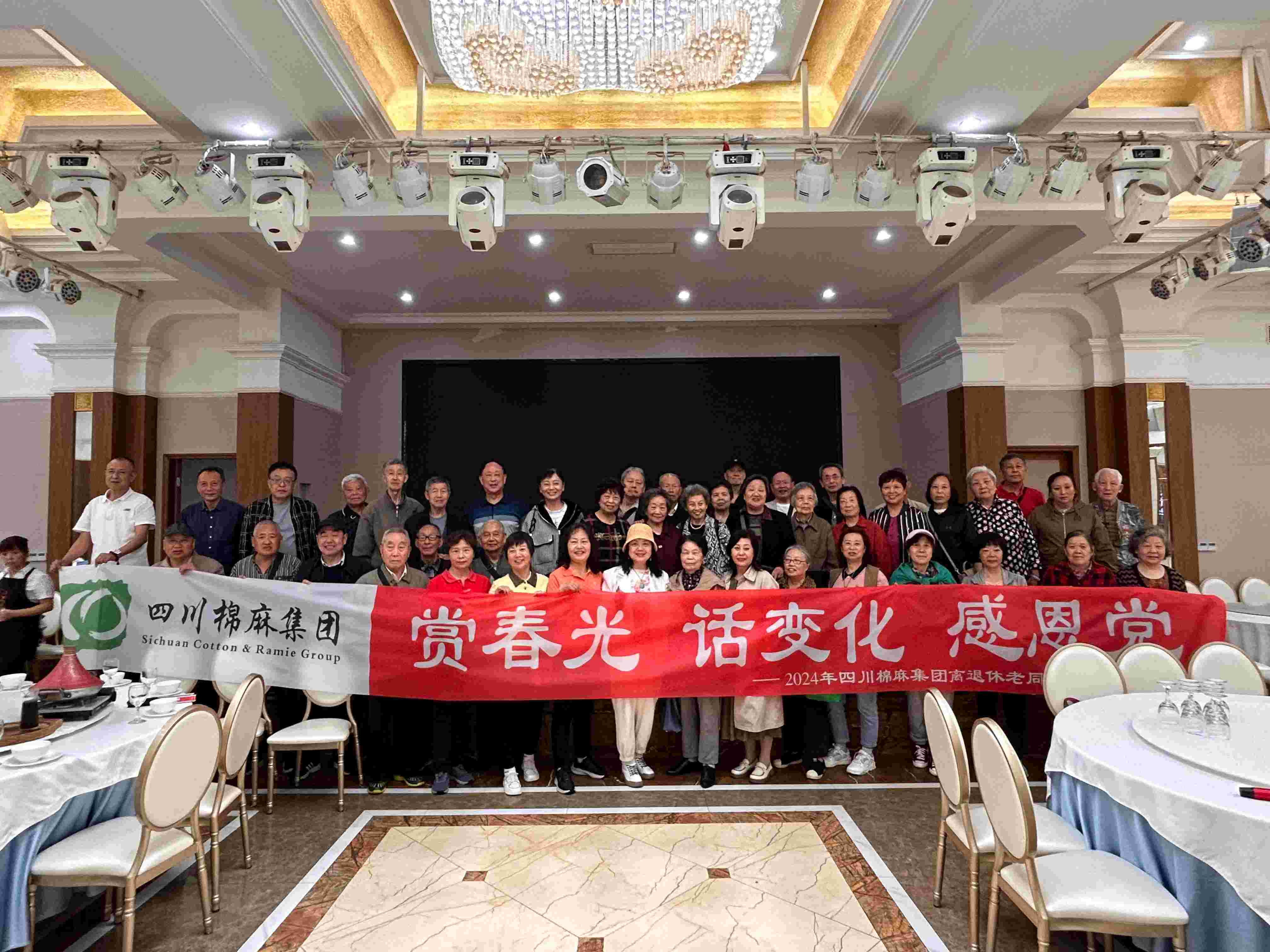 集团公司组织老同志开展“赏春光、话变化、感党恩”户外踏青活动